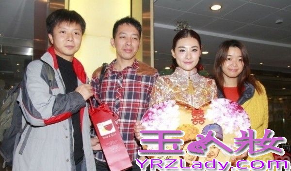 <p>2013年12月8日， 奥运冠军刘璇今日与相恋12年的男友在香港大婚。二人在香港马会宴请来宾，此后在何炅、薛佳凝、黄宗泽等明星好友，以及李小双等&ldquo;奥运冠军团&rdquo;嘉宾的祝福下，在海上完成浪漫婚礼仪式。现场，新郎新娘数度流泪，刘璇说出，&ldquo;我愿做你手中的单簧管，让你在音乐道路上再不孤独。&rdquo;这番温暖感性誓言。随后，两人深情拥吻，令现场气氛充满甜蜜温暖。<br />
<br />
由于刘璇的体操皇后和艺人的双重身份，此次的香港婚礼，吸引了影视歌体各界名人到场。除媒人何炅外，还包括陈百祥夫妇、陈法拉、何礼全夫妇、马国明、黄宗泽、姜大卫、王馨平夫妇、薛佳凝、谭维维、李易峰、邱薇等艺人嘉宾团，以及李小双、杨威、杨云、毕文静、奎媛媛、莫慧兰、李小鹏等奥运冠军团，现场可谓热闹非凡。而未能到场的刘德华，也特别通过视频为一对新人送上祝福。</p>