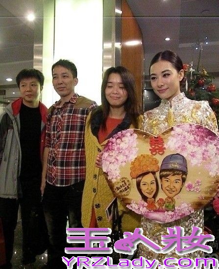 <p>2013年12月8日， 奥运冠军刘璇今日与相恋12年的男友在香港大婚。二人在香港马会宴请来宾，此后在何炅、薛佳凝、黄宗泽等明星好友，以及李小双等&ldquo;奥运冠军团&rdquo;嘉宾的祝福下，在海上完成浪漫婚礼仪式。现场，新郎新娘数度流泪，刘璇说出，&ldquo;我愿做你手中的单簧管，让你在音乐道路上再不孤独。&rdquo;这番温暖感性誓言。随后，两人深情拥吻，令现场气氛充满甜蜜温暖。<br />
<br />
由于刘璇的体操皇后和艺人的双重身份，此次的香港婚礼，吸引了影视歌体各界名人到场。除媒人何炅外，还包括陈百祥夫妇、陈法拉、何礼全夫妇、马国明、黄宗泽、姜大卫、王馨平夫妇、薛佳凝、谭维维、李易峰、邱薇等艺人嘉宾团，以及李小双、杨威、杨云、毕文静、奎媛媛、莫慧兰、李小鹏等奥运冠军团，现场可谓热闹非凡。而未能到场的刘德华，也特别通过视频为一对新人送上祝福。</p>