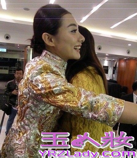 <p>2013年12月8日， 奥运冠军刘璇今日与相恋12年的男友在香港大婚。二人在香港马会宴请来宾，此后在何炅、薛佳凝、黄宗泽等明星好友，以及李小双等&ldquo;奥运冠军团&rdquo;嘉宾的祝福下，在海上完成浪漫婚礼仪式。现场，新郎新娘数度流泪，刘璇说出，&ldquo;我愿做你手中的单簧管，让你在音乐道路上再不孤独。&rdquo;这番温暖感性誓言。随后，两人深情拥吻，令现场气氛充满甜蜜温暖。<br />
<br />
由于刘璇的体操皇后和艺人的双重身份，此次的香港婚礼，吸引了影视歌体各界名人到场。除媒人何炅外，还包括陈百祥夫妇、陈法拉、何礼全夫妇、马国明、黄宗泽、姜大卫、王馨平夫妇、薛佳凝、谭维维、李易峰、邱薇等艺人嘉宾团，以及李小双、杨威、杨云、毕文静、奎媛媛、莫慧兰、李小鹏等奥运冠军团，现场可谓热闹非凡。而未能到场的刘德华，也特别通过视频为一对新人送上祝福。</p>