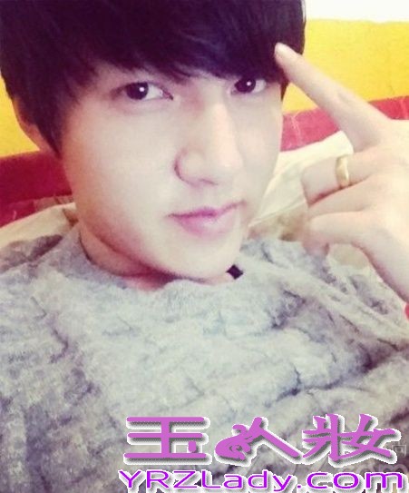 贵阳记者酷似李敏镐，海量自拍照被指同角度不见大长腿， 近日，贵阳某报社的记者被发现更加像李敏镐而火爆微博。只是，看多了他的照片容易审美疲劳，因为都是同一角度…