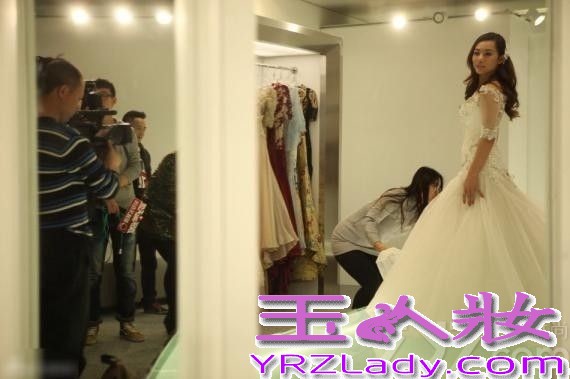 <p>2013年12月8日， 奥运冠军刘璇今日与相恋12年的男友在香港大婚。二人在香港马会宴请来宾，此后在何炅、薛佳凝、黄宗泽等明星好友，以及李小双等&ldquo;奥运冠军团&rdquo;嘉宾的祝福下，在海上完成浪漫婚礼仪式。现场，新郎新娘数度流泪，刘璇说出，&ldquo;我愿做你手中的单簧管，让你在音乐道路上再不孤独。&rdquo;这番温暖感性誓言。随后，两人深情拥吻，令现场气氛充满甜蜜温暖。<br />
<br />
由于刘璇的体操皇后和艺人的双重身份，此次的香港婚礼，吸引了影视歌体各界名人到场。除媒人何炅外，还包括陈百祥夫妇、陈法拉、何礼全夫妇、马国明、黄宗泽、姜大卫、王馨平夫妇、薛佳凝、谭维维、李易峰、邱薇等艺人嘉宾团，以及李小双、杨威、杨云、毕文静、奎媛媛、莫慧兰、李小鹏等奥运冠军团，现场可谓热闹非凡。而未能到场的刘德华，也特别通过视频为一对新人送上祝福。</p>