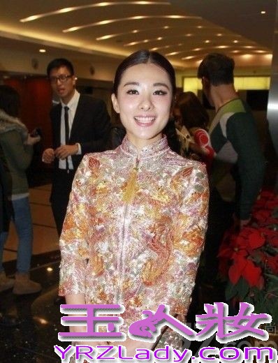 <p>2013年12月8日， 奥运冠军刘璇今日与相恋12年的男友在香港大婚。二人在香港马会宴请来宾，此后在何炅、薛佳凝、黄宗泽等明星好友，以及李小双等&ldquo;奥运冠军团&rdquo;嘉宾的祝福下，在海上完成浪漫婚礼仪式。现场，新郎新娘数度流泪，刘璇说出，&ldquo;我愿做你手中的单簧管，让你在音乐道路上再不孤独。&rdquo;这番温暖感性誓言。随后，两人深情拥吻，令现场气氛充满甜蜜温暖。<br />
<br />
由于刘璇的体操皇后和艺人的双重身份，此次的香港婚礼，吸引了影视歌体各界名人到场。除媒人何炅外，还包括陈百祥夫妇、陈法拉、何礼全夫妇、马国明、黄宗泽、姜大卫、王馨平夫妇、薛佳凝、谭维维、李易峰、邱薇等艺人嘉宾团，以及李小双、杨威、杨云、毕文静、奎媛媛、莫慧兰、李小鹏等奥运冠军团，现场可谓热闹非凡。而未能到场的刘德华，也特别通过视频为一对新人送上祝福。</p>