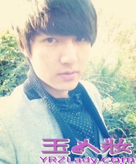 贵阳记者酷似李敏镐，海量自拍照被指同角度不见大长腿， 近日，贵阳某报社的记者被发现更加像李敏镐而火爆微博。只是，看多了他的照片容易审美疲劳，因为都是同一角度…