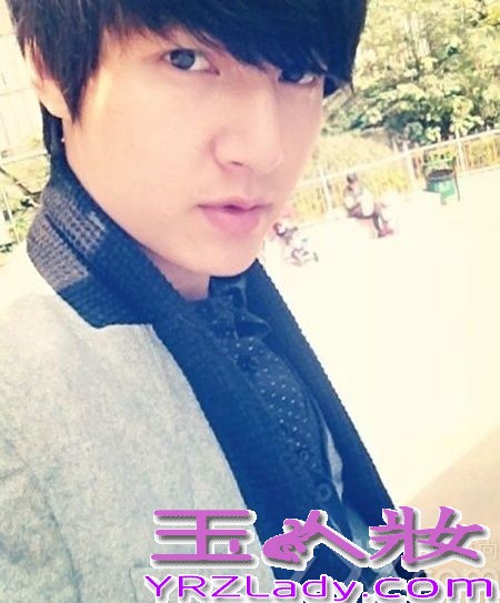 贵阳记者酷似李敏镐，海量自拍照被指同角度不见大长腿， 近日，贵阳某报社的记者被发现更加像李敏镐而火爆微博。只是，看多了他的照片容易审美疲劳，因为都是同一角度…