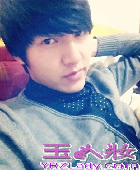 贵阳记者酷似李敏镐，海量自拍照被指同角度不见大长腿， 近日，贵阳某报社的记者被发现更加像李敏镐而火爆微博。只是，看多了他的照片容易审美疲劳，因为都是同一角度…