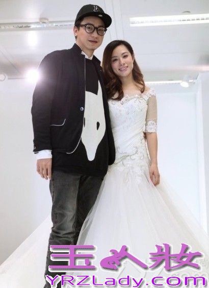 <p>2013年12月8日， 奥运冠军刘璇今日与相恋12年的男友在香港大婚。二人在香港马会宴请来宾，此后在何炅、薛佳凝、黄宗泽等明星好友，以及李小双等&ldquo;奥运冠军团&rdquo;嘉宾的祝福下，在海上完成浪漫婚礼仪式。现场，新郎新娘数度流泪，刘璇说出，&ldquo;我愿做你手中的单簧管，让你在音乐道路上再不孤独。&rdquo;这番温暖感性誓言。随后，两人深情拥吻，令现场气氛充满甜蜜温暖。<br />
<br />
由于刘璇的体操皇后和艺人的双重身份，此次的香港婚礼，吸引了影视歌体各界名人到场。除媒人何炅外，还包括陈百祥夫妇、陈法拉、何礼全夫妇、马国明、黄宗泽、姜大卫、王馨平夫妇、薛佳凝、谭维维、李易峰、邱薇等艺人嘉宾团，以及李小双、杨威、杨云、毕文静、奎媛媛、莫慧兰、李小鹏等奥运冠军团，现场可谓热闹非凡。而未能到场的刘德华，也特别通过视频为一对新人送上祝福。</p>