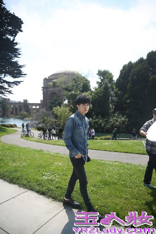 12月16日，薛之谦全新专辑第三波主打歌《你还要我怎样》MV正式发布。与前两波主打《丑八怪》和《意外》相比，《你还要我怎样》是薛之谦包揽词曲的招牌“薛氏情歌”，朗朗上口的旋律和细腻的歌词，充满了薛之谦独有情感特质，也让薛之谦在拍摄MV时更准确的把握主人公的内心，每一个眼神、每一个拥抱都让观众在不知不觉间随着薛之谦的演唱而痛彻心扉。