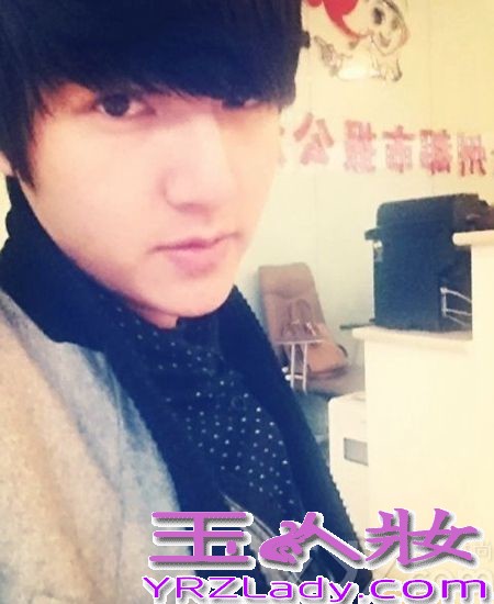 贵阳记者酷似李敏镐，海量自拍照被指同角度不见大长腿， 近日，贵阳某报社的记者被发现更加像李敏镐而火爆微博。只是，看多了他的照片容易审美疲劳，因为都是同一角度…