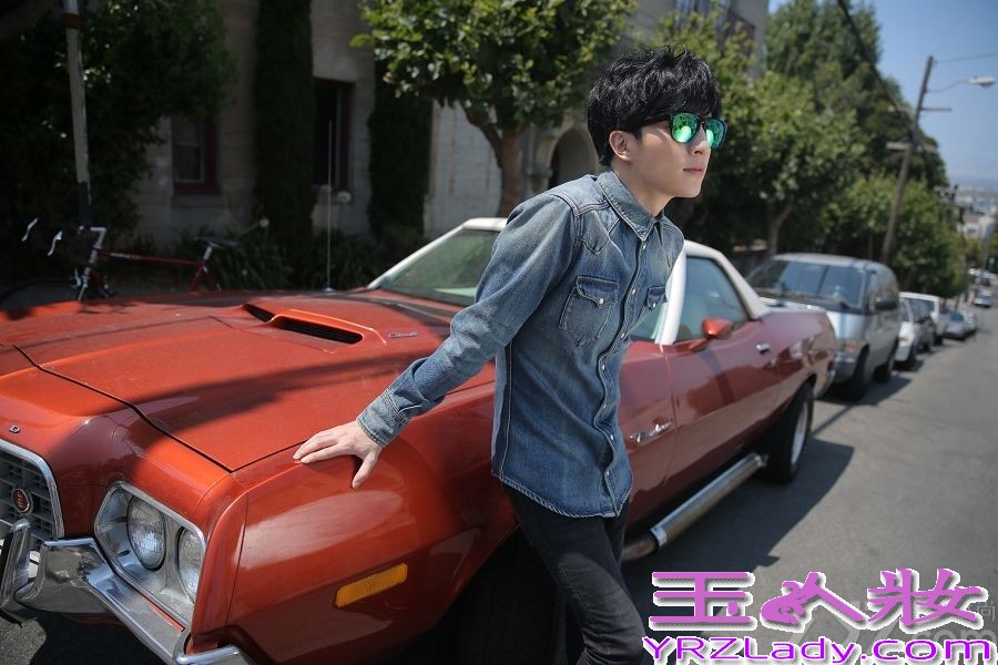 12月16日，薛之谦全新专辑第三波主打歌《你还要我怎样》MV正式发布。与前两波主打《丑八怪》和《意外》相比，《你还要我怎样》是薛之谦包揽词曲的招牌“薛氏情歌”，朗朗上口的旋律和细腻的歌词，充满了薛之谦独有情感特质，也让薛之谦在拍摄MV时更准确的把握主人公的内心，每一个眼神、每一个拥抱都让观众在不知不觉间随着薛之谦的演唱而痛彻心扉。