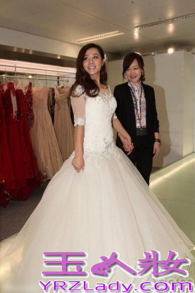 <p>2013年12月8日， 奥运冠军刘璇今日与相恋12年的男友在香港大婚。二人在香港马会宴请来宾，此后在何炅、薛佳凝、黄宗泽等明星好友，以及李小双等&ldquo;奥运冠军团&rdquo;嘉宾的祝福下，在海上完成浪漫婚礼仪式。现场，新郎新娘数度流泪，刘璇说出，&ldquo;我愿做你手中的单簧管，让你在音乐道路上再不孤独。&rdquo;这番温暖感性誓言。随后，两人深情拥吻，令现场气氛充满甜蜜温暖。<br />
<br />
由于刘璇的体操皇后和艺人的双重身份，此次的香港婚礼，吸引了影视歌体各界名人到场。除媒人何炅外，还包括陈百祥夫妇、陈法拉、何礼全夫妇、马国明、黄宗泽、姜大卫、王馨平夫妇、薛佳凝、谭维维、李易峰、邱薇等艺人嘉宾团，以及李小双、杨威、杨云、毕文静、奎媛媛、莫慧兰、李小鹏等奥运冠军团，现场可谓热闹非凡。而未能到场的刘德华，也特别通过视频为一对新人送上祝福。</p>