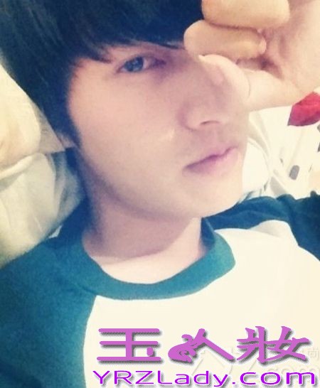 贵阳记者酷似李敏镐，海量自拍照被指同角度不见大长腿， 近日，贵阳某报社的记者被发现更加像李敏镐而火爆微博。只是，看多了他的照片容易审美疲劳，因为都是同一角度…