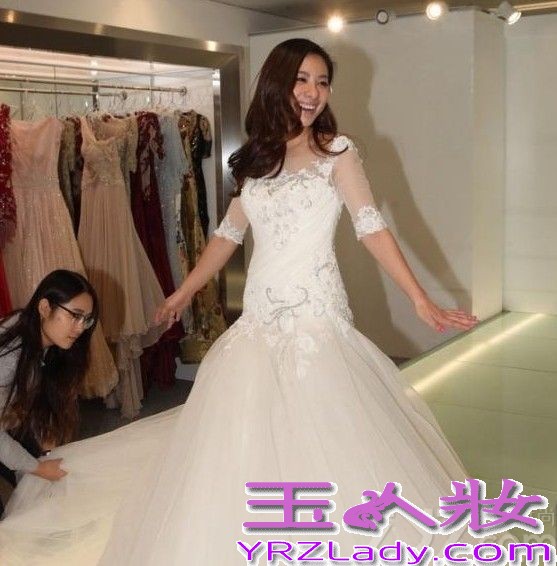 <p>2013年12月8日， 奥运冠军刘璇今日与相恋12年的男友在香港大婚。二人在香港马会宴请来宾，此后在何炅、薛佳凝、黄宗泽等明星好友，以及李小双等&ldquo;奥运冠军团&rdquo;嘉宾的祝福下，在海上完成浪漫婚礼仪式。现场，新郎新娘数度流泪，刘璇说出，&ldquo;我愿做你手中的单簧管，让你在音乐道路上再不孤独。&rdquo;这番温暖感性誓言。随后，两人深情拥吻，令现场气氛充满甜蜜温暖。<br />
<br />
由于刘璇的体操皇后和艺人的双重身份，此次的香港婚礼，吸引了影视歌体各界名人到场。除媒人何炅外，还包括陈百祥夫妇、陈法拉、何礼全夫妇、马国明、黄宗泽、姜大卫、王馨平夫妇、薛佳凝、谭维维、李易峰、邱薇等艺人嘉宾团，以及李小双、杨威、杨云、毕文静、奎媛媛、莫慧兰、李小鹏等奥运冠军团，现场可谓热闹非凡。而未能到场的刘德华，也特别通过视频为一对新人送上祝福。</p>