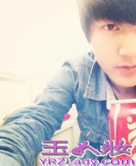 贵阳记者酷似李敏镐，海量自拍照被指同角度不见大长腿， 近日，贵阳某报社的记者被发现更加像李敏镐而火爆微博。只是，看多了他的照片容易审美疲劳，因为都是同一角度…