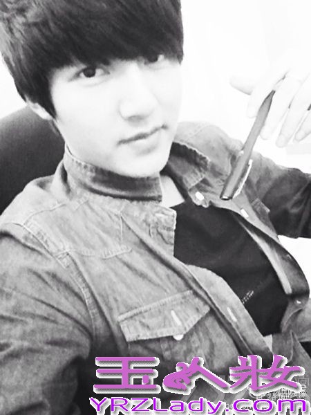 贵阳记者酷似李敏镐，海量自拍照被指同角度不见大长腿， 近日，贵阳某报社的记者被发现更加像李敏镐而火爆微博。只是，看多了他的照片容易审美疲劳，因为都是同一角度…