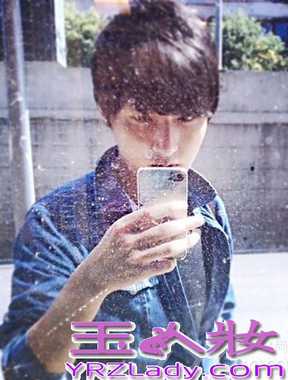 贵阳记者酷似李敏镐，海量自拍照被指同角度不见大长腿， 近日，贵阳某报社的记者被发现更加像李敏镐而火爆微博。只是，看多了他的照片容易审美疲劳，因为都是同一角度…