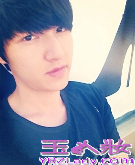 贵阳记者酷似李敏镐，海量自拍照被指同角度不见大长腿， 近日，贵阳某报社的记者被发现更加像李敏镐而火爆微博。只是，看多了他的照片容易审美疲劳，因为都是同一角度…