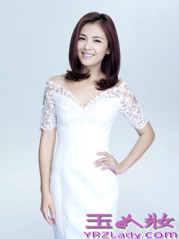 近日，刘涛登上杂志封面，甜美大方展现了“刘氏招牌微笑”，温暖而迷人。刘涛身着简单的白色连衣裙，裙子的肩部和袖口采用了镂空花朵设计，简约又特别。据悉，刘涛今年的工作表现可以用“大丰收”来形容。年初，央视开年大戏《妈祖》赚足口碑，让她获得“神仙代言人”的美誉；紧接着，湖南卫视收视飘红、情感大剧《贤妻》中，刘涛演绎的新好女人让人啧啧赞叹。暑期强档、引起社会话题讨论的热播剧《今夜天使降临》让观众见识到了刘涛的搞笑功夫；而年底与赵宝刚导演合作的《老有所依》则让涛成为了“打不倒的江木兰”。