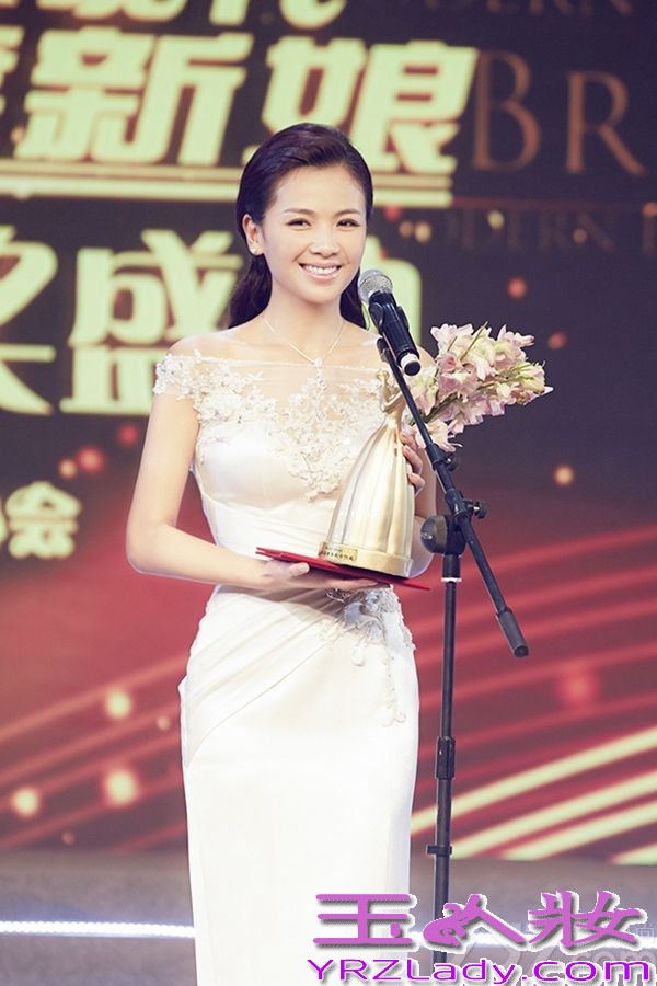 近日，刘涛登上杂志封面，甜美大方展现了“刘氏招牌微笑”，温暖而迷人。刘涛身着简单的白色连衣裙，裙子的肩部和袖口采用了镂空花朵设计，简约又特别。据悉，刘涛今年的工作表现可以用“大丰收”来形容。年初，央视开年大戏《妈祖》赚足口碑，让她获得“神仙代言人”的美誉；紧接着，湖南卫视收视飘红、情感大剧《贤妻》中，刘涛演绎的新好女人让人啧啧赞叹。暑期强档、引起社会话题讨论的热播剧《今夜天使降临》让观众见识到了刘涛的搞笑功夫；而年底与赵宝刚导演合作的《老有所依》则让涛成为了“打不倒的江木兰”。