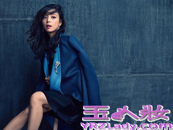 近日，张静初为某时尚杂志拍摄了一组封面时装大片，精致的妆容搭配甜美的笑容，端庄优雅，为冬日扫去一丝寒意。整体蓝色的色调，也为文艺女神平添一分性感和神秘。据悉，由张静初领衔主演的电影《脱轨时代》也将于近期上映。