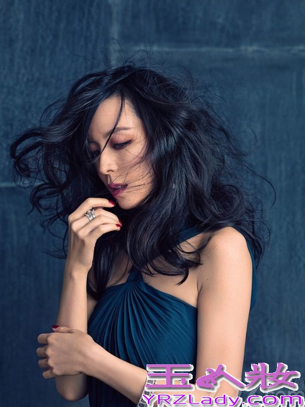 近日，张静初为某时尚杂志拍摄了一组封面时装大片，精致的妆容搭配甜美的笑容，端庄优雅，为冬日扫去一丝寒意。整体蓝色的色调，也为文艺女神平添一分性感和神秘。据悉，由张静初领衔主演的电影《脱轨时代》也将于近期上映。