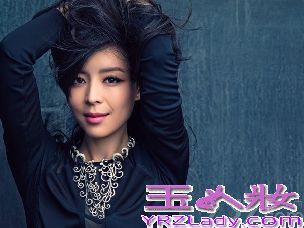 近日，张静初为某时尚杂志拍摄了一组封面时装大片，精致的妆容搭配甜美的笑容，端庄优雅，为冬日扫去一丝寒意。整体蓝色的色调，也为文艺女神平添一分性感和神秘。据悉，由张静初领衔主演的电影《脱轨时代》也将于近期上映。