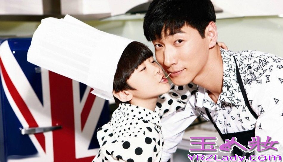 自从参加了《爸爸去哪儿》，张亮一下子被全国观众认识了。特别是儿子天天的表现，更是让很多观众感受到了这个暖男最贴心的一面。近日，张亮就携儿子天天一同拍摄了温馨写真，两人纷纷化身大厨趣味互动。整个画面超有爱，惹来不少投赞的目光！