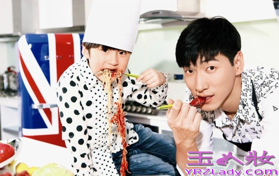 自从参加了《爸爸去哪儿》，张亮一下子被全国观众认识了。特别是儿子天天的表现，更是让很多观众感受到了这个暖男最贴心的一面。近日，张亮就携儿子天天一同拍摄了温馨写真，两人纷纷化身大厨趣味互动。整个画面超有爱，惹来不少投赞的目光！