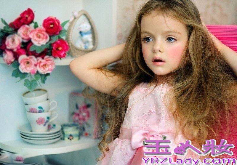 米兰·库尔尼科娃(Milana Kurnikova)，俄罗斯人，精灵一般标致灵巧的孩子，2012年以来，迅速走红网络，是时下最红的童装小模特儿。现在最火的模特是谁？不是T台上的超模，也不是红于网络的嫩模，而是有着天然名媛气质的小模特米兰·库尔尼科娃！米兰·库尔尼科娃有着一张宛如洋娃娃般美丽且可爱的面容，仿佛就刚从童话里走出来的公主一样！