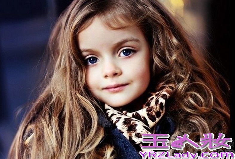 米兰·库尔尼科娃(Milana Kurnikova)，俄罗斯人，精灵一般标致灵巧的孩子，2012年以来，迅速走红网络，是时下最红的童装小模特儿。现在最火的模特是谁？不是T台上的超模，也不是红于网络的嫩模，而是有着天然名媛气质的小模特米兰·库尔尼科娃！米兰·库尔尼科娃有着一张宛如洋娃娃般美丽且可爱的面容，仿佛就刚从童话里走出来的公主一样！