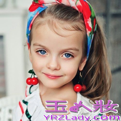 米兰·库尔尼科娃(Milana Kurnikova)，俄罗斯人，精灵一般标致灵巧的孩子，2012年以来，迅速走红网络，是时下最红的童装小模特儿。现在最火的模特是谁？不是T台上的超模，也不是红于网络的嫩模，而是有着天然名媛气质的小模特米兰·库尔尼科娃！米兰·库尔尼科娃有着一张宛如洋娃娃般美丽且可爱的面容，仿佛就刚从童话里走出来的公主一样！