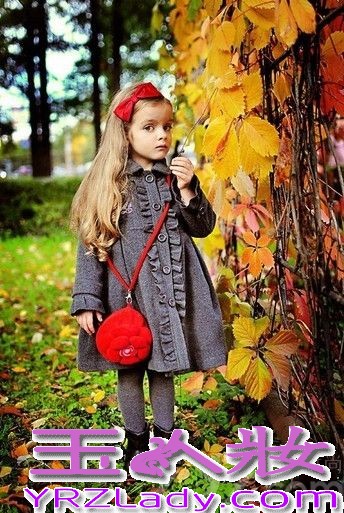 米兰·库尔尼科娃(Milana Kurnikova)，俄罗斯人，精灵一般标致灵巧的孩子，2012年以来，迅速走红网络，是时下最红的童装小模特儿。现在最火的模特是谁？不是T台上的超模，也不是红于网络的嫩模，而是有着天然名媛气质的小模特米兰·库尔尼科娃！米兰·库尔尼科娃有着一张宛如洋娃娃般美丽且可爱的面容，仿佛就刚从童话里走出来的公主一样！