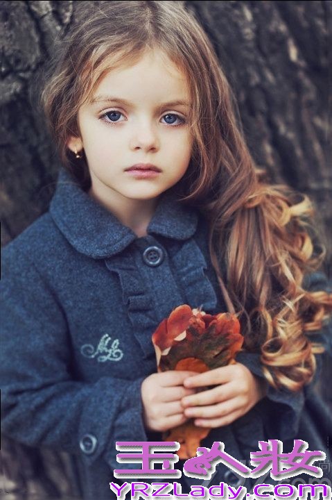 米兰·库尔尼科娃(Milana Kurnikova)，俄罗斯人，精灵一般标致灵巧的孩子，2012年以来，迅速走红网络，是时下最红的童装小模特儿。现在最火的模特是谁？不是T台上的超模，也不是红于网络的嫩模，而是有着天然名媛气质的小模特米兰·库尔尼科娃！米兰·库尔尼科娃有着一张宛如洋娃娃般美丽且可爱的面容，仿佛就刚从童话里走出来的公主一样！