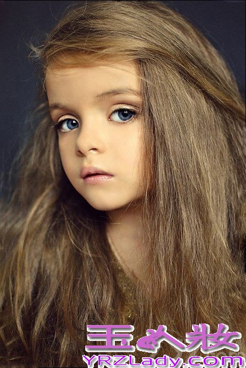 米兰·库尔尼科娃(Milana Kurnikova)，俄罗斯人，精灵一般标致灵巧的孩子，2012年以来，迅速走红网络，是时下最红的童装小模特儿。现在最火的模特是谁？不是T台上的超模，也不是红于网络的嫩模，而是有着天然名媛气质的小模特米兰·库尔尼科娃！米兰·库尔尼科娃有着一张宛如洋娃娃般美丽且可爱的面容，仿佛就刚从童话里走出来的公主一样！