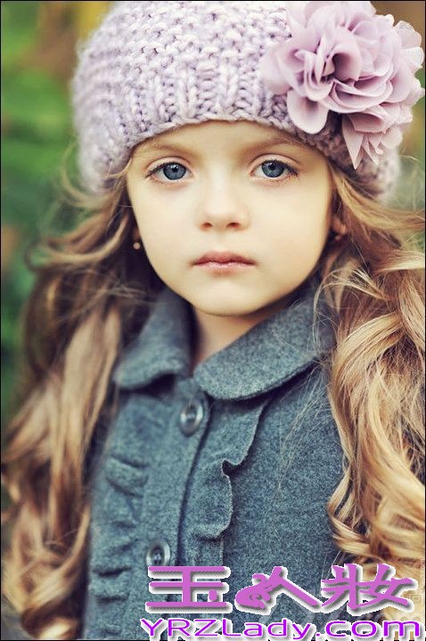 米兰·库尔尼科娃(Milana Kurnikova)，俄罗斯人，精灵一般标致灵巧的孩子，2012年以来，迅速走红网络，是时下最红的童装小模特儿。现在最火的模特是谁？不是T台上的超模，也不是红于网络的嫩模，而是有着天然名媛气质的小模特米兰·库尔尼科娃！米兰·库尔尼科娃有着一张宛如洋娃娃般美丽且可爱的面容，仿佛就刚从童话里走出来的公主一样！