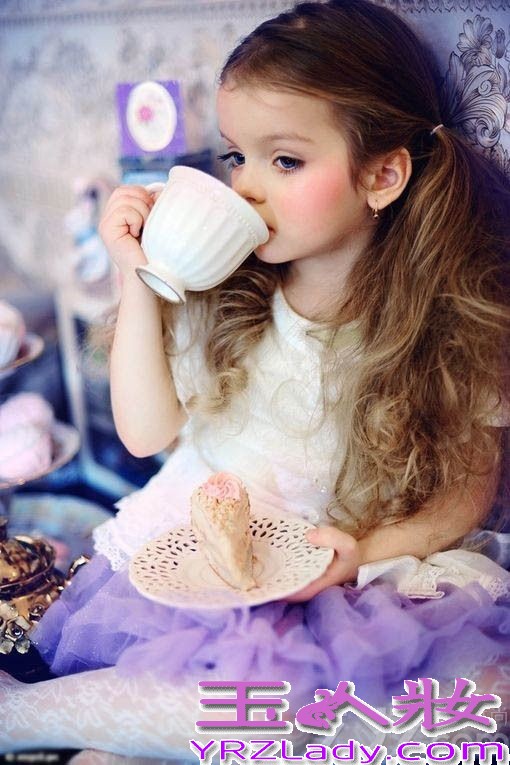 米兰·库尔尼科娃(Milana Kurnikova)，俄罗斯人，精灵一般标致灵巧的孩子，2012年以来，迅速走红网络，是时下最红的童装小模特儿。现在最火的模特是谁？不是T台上的超模，也不是红于网络的嫩模，而是有着天然名媛气质的小模特米兰·库尔尼科娃！米兰·库尔尼科娃有着一张宛如洋娃娃般美丽且可爱的面容，仿佛就刚从童话里走出来的公主一样！