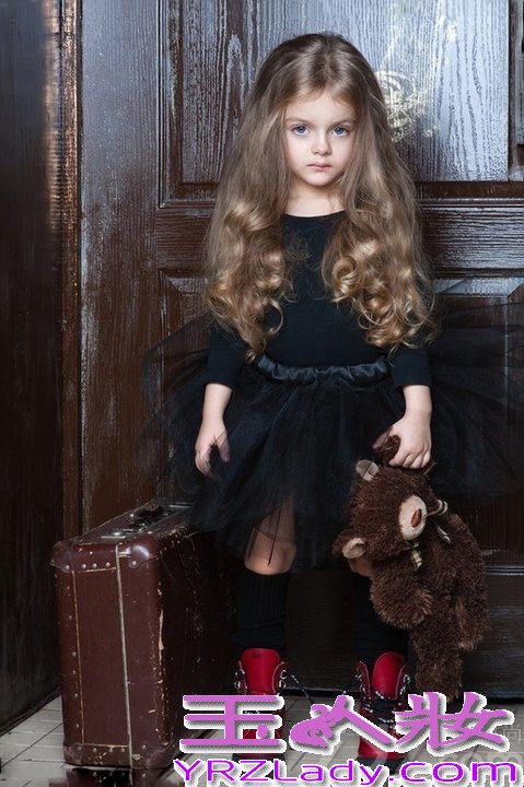 米兰·库尔尼科娃(Milana Kurnikova)，俄罗斯人，精灵一般标致灵巧的孩子，2012年以来，迅速走红网络，是时下最红的童装小模特儿。现在最火的模特是谁？不是T台上的超模，也不是红于网络的嫩模，而是有着天然名媛气质的小模特米兰·库尔尼科娃！米兰·库尔尼科娃有着一张宛如洋娃娃般美丽且可爱的面容，仿佛就刚从童话里走出来的公主一样！