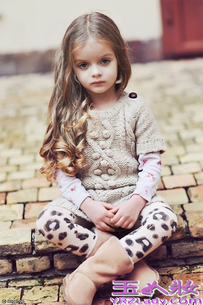 米兰·库尔尼科娃(Milana Kurnikova)，俄罗斯人，精灵一般标致灵巧的孩子，2012年以来，迅速走红网络，是时下最红的童装小模特儿。现在最火的模特是谁？不是T台上的超模，也不是红于网络的嫩模，而是有着天然名媛气质的小模特米兰·库尔尼科娃！米兰·库尔尼科娃有着一张宛如洋娃娃般美丽且可爱的面容，仿佛就刚从童话里走出来的公主一样！