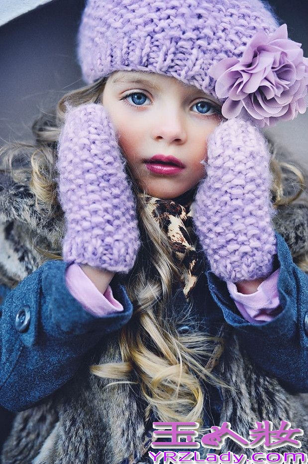 米兰·库尔尼科娃(Milana Kurnikova)，俄罗斯人，精灵一般标致灵巧的孩子，2012年以来，迅速走红网络，是时下最红的童装小模特儿。现在最火的模特是谁？不是T台上的超模，也不是红于网络的嫩模，而是有着天然名媛气质的小模特米兰·库尔尼科娃！米兰·库尔尼科娃有着一张宛如洋娃娃般美丽且可爱的面容，仿佛就刚从童话里走出来的公主一样！