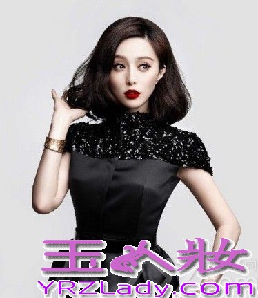 近日，Louis Vuitton2014春夏广告发布，明星到超模一帮名女人为Marc Jacobs告别之作出镜代言，范冰冰是其中一个，这是中国面孔、甚至亚洲面孔第一次出现在LouisVuitton的全球广告上。范冰冰和Louis Vuitton的合作可以追溯到2009年，从开店站台的明星，到出席时装周，从“被赠”Alma手袋到登上“大片”……为什么Louis Vuitton会选上范冰冰呢？范冰冰自2008年以来，在《福布斯》的“中国名人榜”上一路向前，2013年冲至综合排名第一、收入排名第二。从很多角度可以证明范冰冰这几年的努力奋斗有目共睹。2010年，范冰冰由某周刊邀请前往时装周，她全套Louis Vuitton逼进前排，到了下一个季度，她成为了Louis Vuitton巴黎时装周发布会邀请的嘉宾，2012年、2013年，她成为Louis Vuitton的中国区代言人。