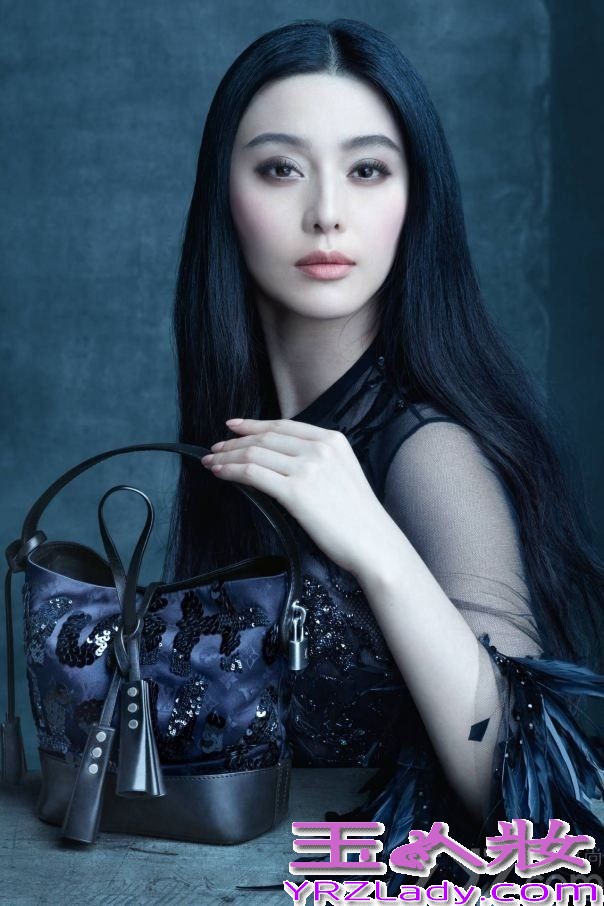 近日，Louis Vuitton2014春夏广告发布，明星到超模一帮名女人为Marc Jacobs告别之作出镜代言，范冰冰是其中一个，这是中国面孔、甚至亚洲面孔第一次出现在LouisVuitton的全球广告上。范冰冰和Louis Vuitton的合作可以追溯到2009年，从开店站台的明星，到出席时装周，从“被赠”Alma手袋到登上“大片”……为什么Louis Vuitton会选上范冰冰呢？范冰冰自2008年以来，在《福布斯》的“中国名人榜”上一路向前，2013年冲至综合排名第一、收入排名第二。从很多角度可以证明范冰冰这几年的努力奋斗有目共睹。2010年，范冰冰由某周刊邀请前往时装周，她全套Louis Vuitton逼进前排，到了下一个季度，她成为了Louis Vuitton巴黎时装周发布会邀请的嘉宾，2012年、2013年，她成为Louis Vuitton的中国区代言人。