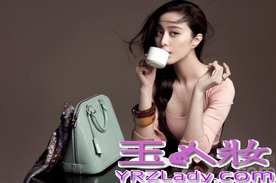 近日，Louis Vuitton2014春夏广告发布，明星到超模一帮名女人为Marc Jacobs告别之作出镜代言，范冰冰是其中一个，这是中国面孔、甚至亚洲面孔第一次出现在LouisVuitton的全球广告上。范冰冰和Louis Vuitton的合作可以追溯到2009年，从开店站台的明星，到出席时装周，从“被赠”Alma手袋到登上“大片”……为什么Louis Vuitton会选上范冰冰呢？范冰冰自2008年以来，在《福布斯》的“中国名人榜”上一路向前，2013年冲至综合排名第一、收入排名第二。从很多角度可以证明范冰冰这几年的努力奋斗有目共睹。2010年，范冰冰由某周刊邀请前往时装周，她全套Louis Vuitton逼进前排，到了下一个季度，她成为了Louis Vuitton巴黎时装周发布会邀请的嘉宾，2012年、2013年，她成为Louis Vuitton的中国区代言人。