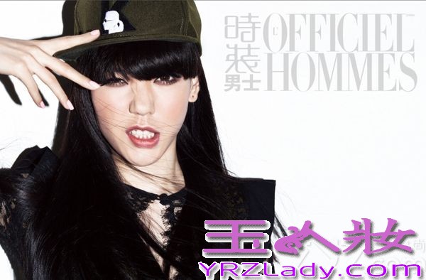 日前，吴莫愁为顶级时尚杂志《时装男士》拍摄的一组大片曝光。大片中，吴莫愁性感绽放，后背镂空的长裙，一系列的黑色裙装释都放出强大的魅惑气场，时尚天后魅力尽显。在短短一年内横扫五大刊，成为国际时装周的座上宾，并与英国设计师推出联名设计，已经成为名副其实的时尚天后。