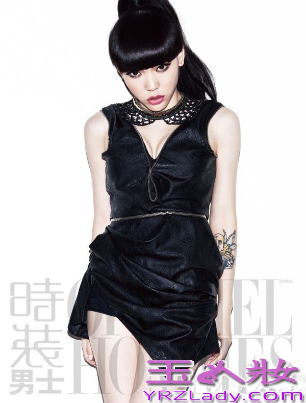 日前，吴莫愁为顶级时尚杂志《时装男士》拍摄的一组大片曝光。大片中，吴莫愁性感绽放，后背镂空的长裙，一系列的黑色裙装释都放出强大的魅惑气场，时尚天后魅力尽显。在短短一年内横扫五大刊，成为国际时装周的座上宾，并与英国设计师推出联名设计，已经成为名副其实的时尚天后。