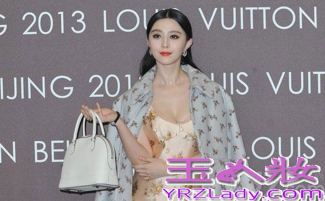 近日，Louis Vuitton2014春夏广告发布，明星到超模一帮名女人为Marc Jacobs告别之作出镜代言，范冰冰是其中一个，这是中国面孔、甚至亚洲面孔第一次出现在LouisVuitton的全球广告上。范冰冰和Louis Vuitton的合作可以追溯到2009年，从开店站台的明星，到出席时装周，从“被赠”Alma手袋到登上“大片”……为什么Louis Vuitton会选上范冰冰呢？范冰冰自2008年以来，在《福布斯》的“中国名人榜”上一路向前，2013年冲至综合排名第一、收入排名第二。从很多角度可以证明范冰冰这几年的努力奋斗有目共睹。2010年，范冰冰由某周刊邀请前往时装周，她全套Louis Vuitton逼进前排，到了下一个季度，她成为了Louis Vuitton巴黎时装周发布会邀请的嘉宾，2012年、2013年，她成为Louis Vuitton的中国区代言人。