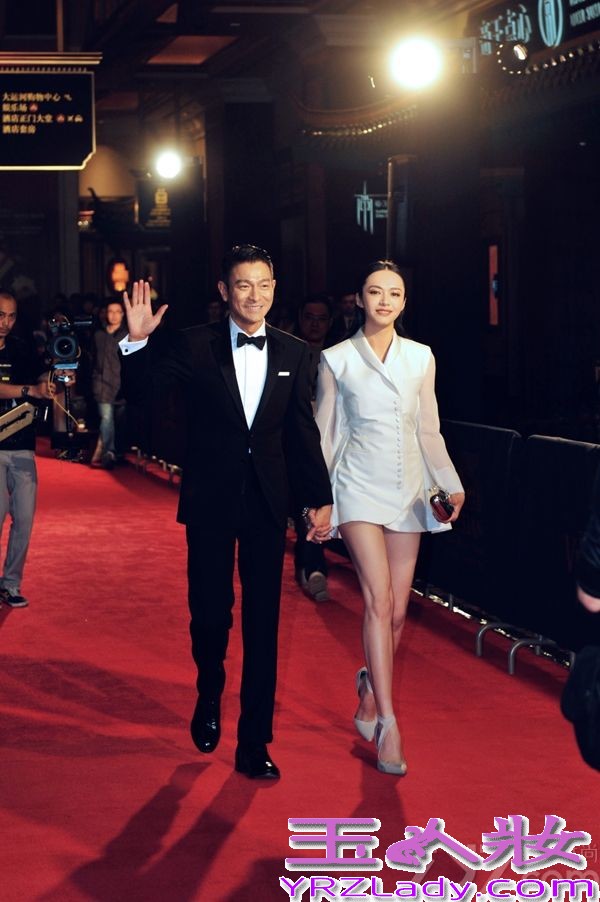 作为第56届亚太影展开幕影片，电影《风暴》剧组昨日飞赴澳门宣传。13日晚间，影片男女主角刘德华和姚晨以黑白造型搭配，携手踏上本届亚太影展的开幕红毯！当晚姚晨身着Balenciaga白西服搭配Roger Vivier手包亮相，大秀美腿气场强劲。据悉，《风暴》上映两日票房给力，已狂揽八千四百万票房！