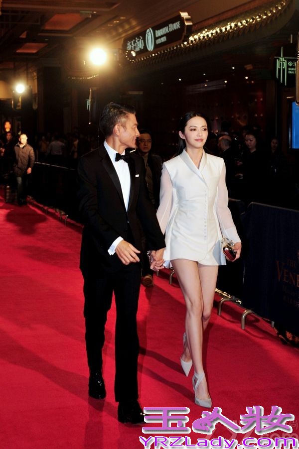 作为第56届亚太影展开幕影片，电影《风暴》剧组昨日飞赴澳门宣传。13日晚间，影片男女主角刘德华和姚晨以黑白造型搭配，携手踏上本届亚太影展的开幕红毯！当晚姚晨身着Balenciaga白西服搭配Roger Vivier手包亮相，大秀美腿气场强劲。据悉，《风暴》上映两日票房给力，已狂揽八千四百万票房！