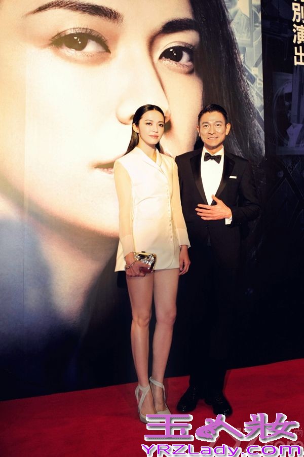 作为第56届亚太影展开幕影片，电影《风暴》剧组昨日飞赴澳门宣传。13日晚间，影片男女主角刘德华和姚晨以黑白造型搭配，携手踏上本届亚太影展的开幕红毯！当晚姚晨身着Balenciaga白西服搭配Roger Vivier手包亮相，大秀美腿气场强劲。据悉，《风暴》上映两日票房给力，已狂揽八千四百万票房！