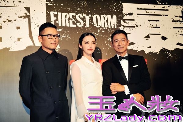 作为第56届亚太影展开幕影片，电影《风暴》剧组昨日飞赴澳门宣传。13日晚间，影片男女主角刘德华和姚晨以黑白造型搭配，携手踏上本届亚太影展的开幕红毯！当晚姚晨身着Balenciaga白西服搭配Roger Vivier手包亮相，大秀美腿气场强劲。据悉，《风暴》上映两日票房给力，已狂揽八千四百万票房！