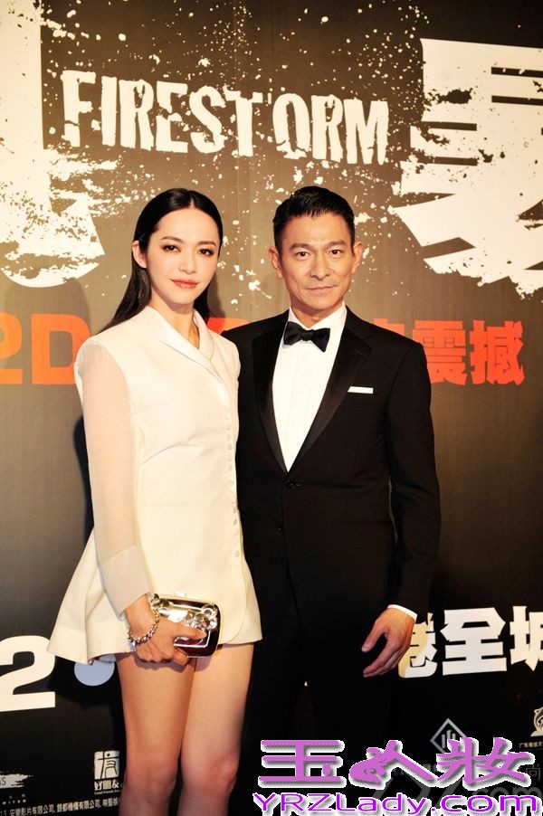 作为第56届亚太影展开幕影片，电影《风暴》剧组昨日飞赴澳门宣传。13日晚间，影片男女主角刘德华和姚晨以黑白造型搭配，携手踏上本届亚太影展的开幕红毯！当晚姚晨身着Balenciaga白西服搭配Roger Vivier手包亮相，大秀美腿气场强劲。据悉，《风暴》上映两日票房给力，已狂揽八千四百万票房！