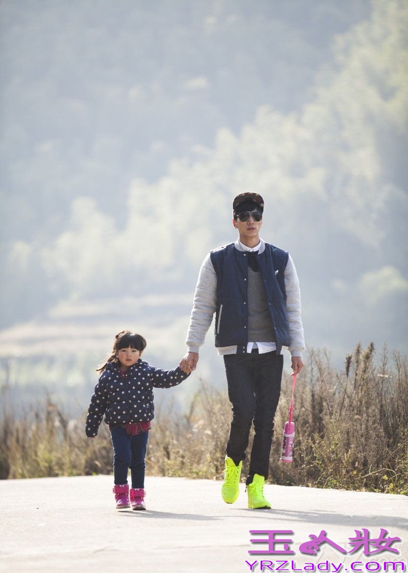 《爸爸去哪儿》这周五将互换老爸上演全新父子档，王诗龄牵手张亮，五个星宝和新老爸又将擦出怎样的火花呢？先来看看他们的时尚服装秀吧！